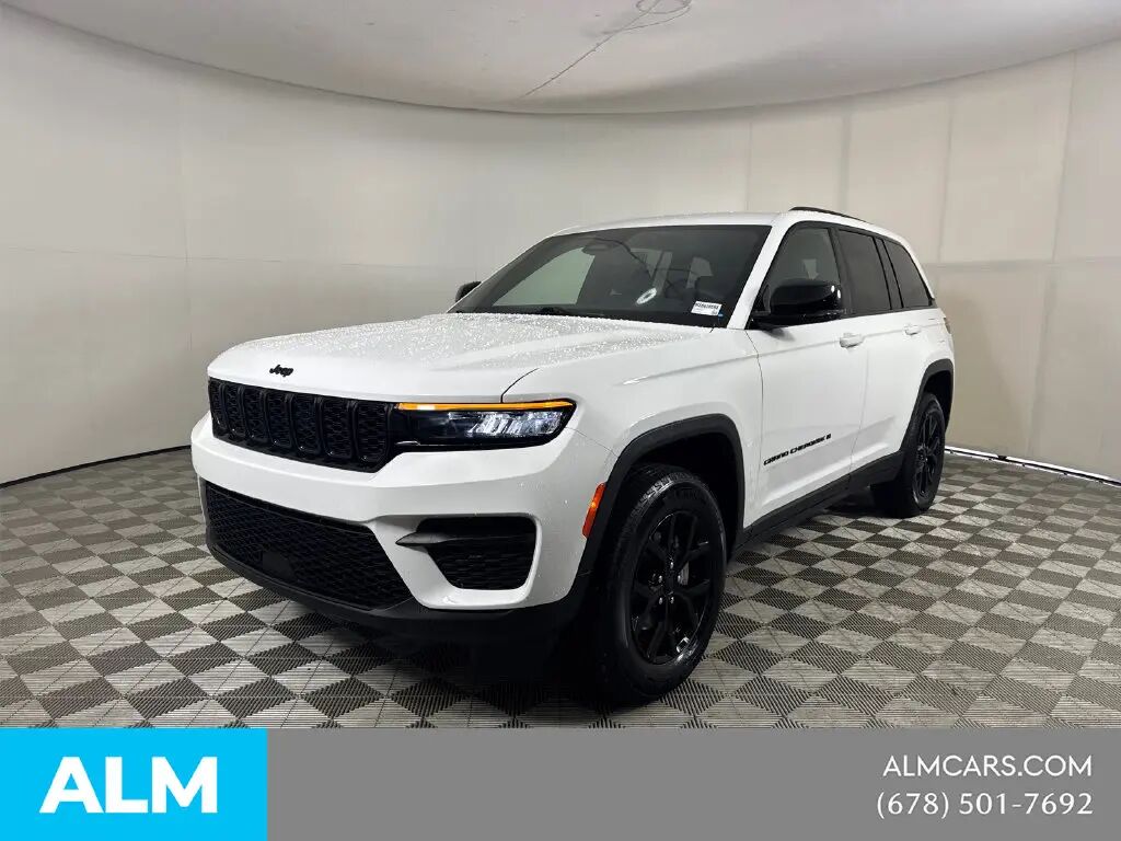 2025 Jeep Grand Cherokee Altitude — photo 1 of 13
