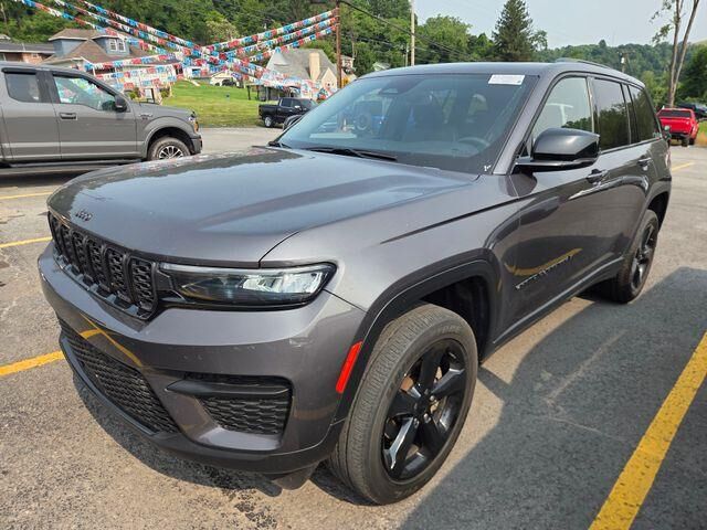 2023 Jeep Grand Cherokee Laredo — photo 1 of 27