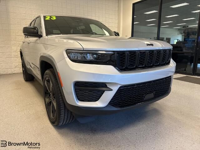 2023 Jeep Grand Cherokee Laredo — photo 1 of 13