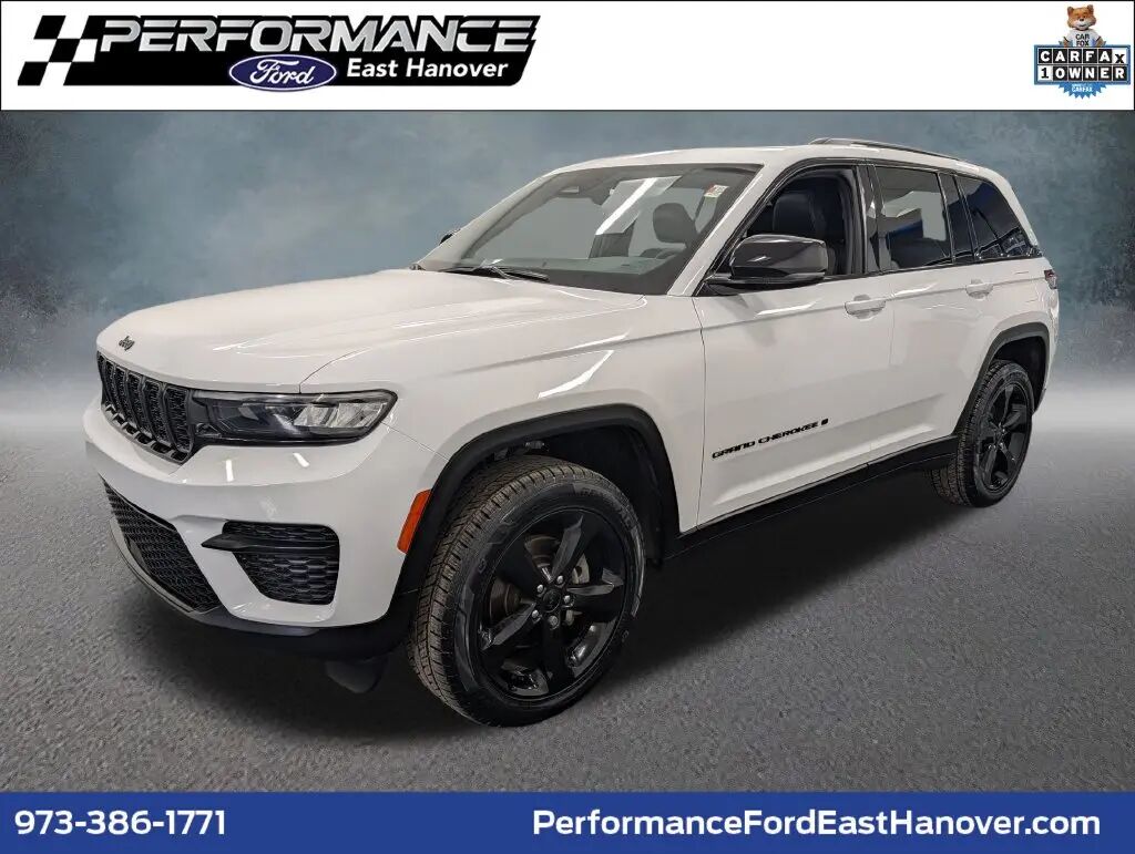 2023 Jeep Grand Cherokee Laredo — photo 1 of 13