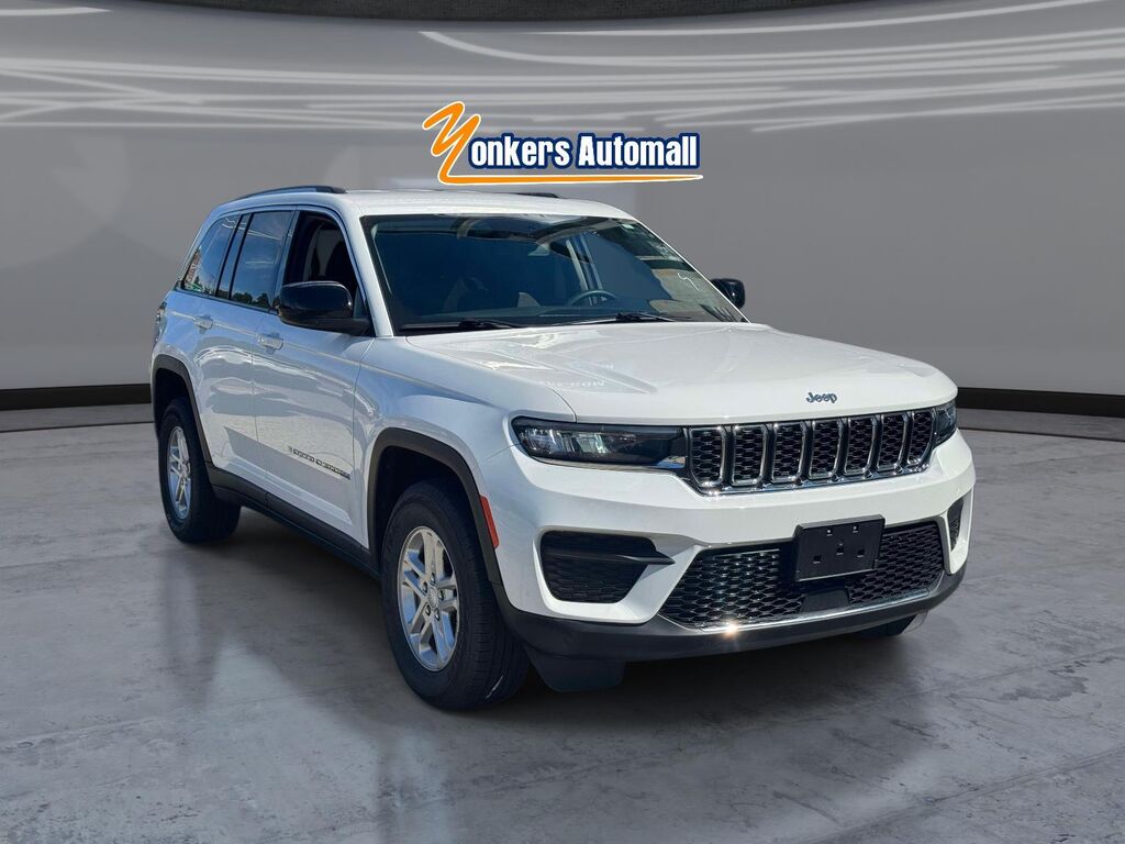 2023 Jeep Grand Cherokee Laredo — photo 1 of 13