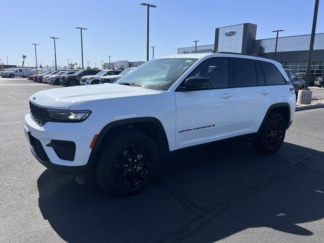 2025 Jeep Grand Cherokee Laredo — photo 1 of 1