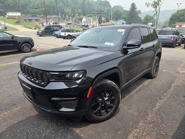 2025 Jeep Grand Cherokee Laredo — photo 1 of 27