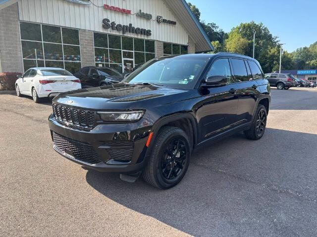 2025 Jeep Grand Cherokee Laredo — photo 1 of 26