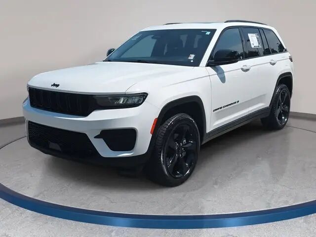 2023 Jeep Grand Cherokee Laredo — photo 1 of 26
