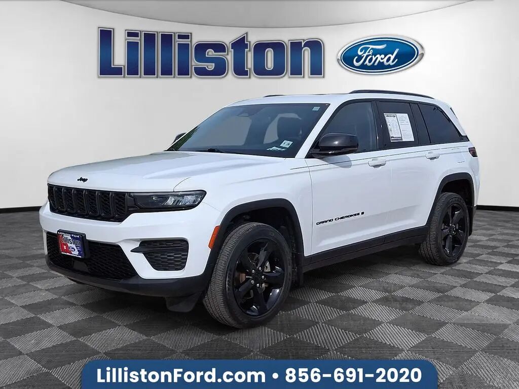 2023 Jeep Grand Cherokee Laredo — photo 1 of 25