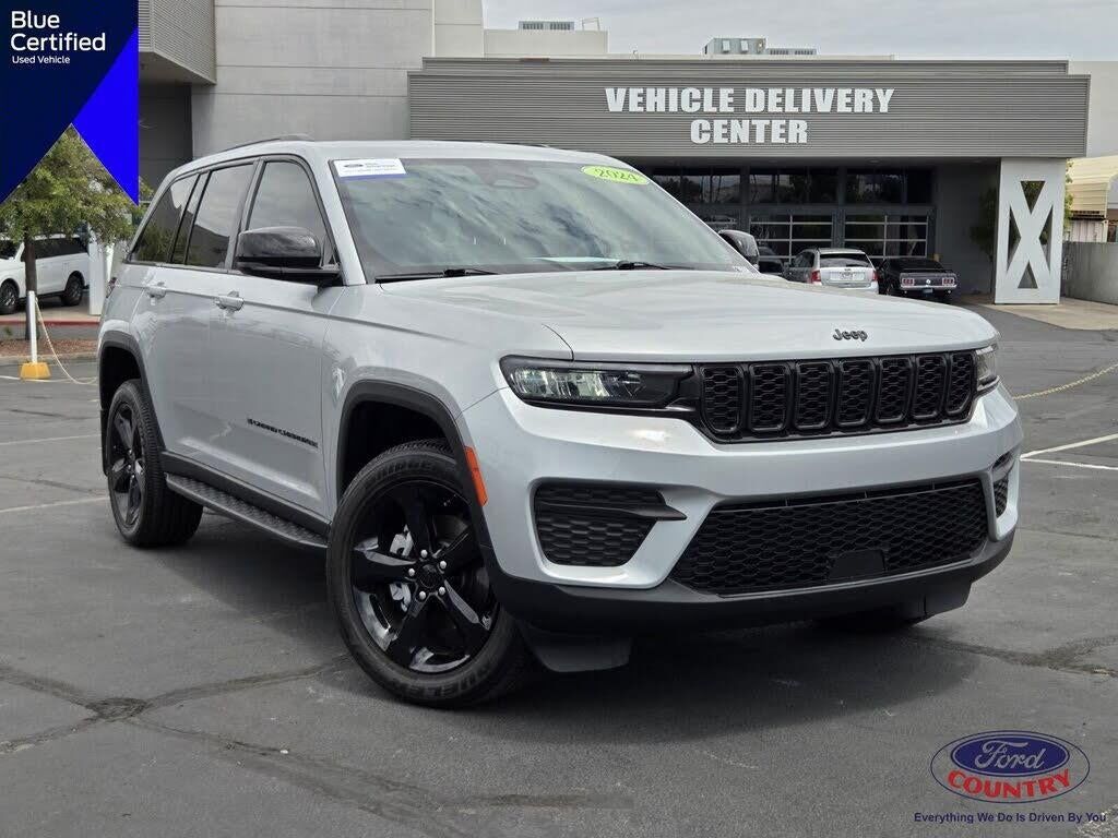 2024 Jeep Grand Cherokee Laredo — photo 1 of 1