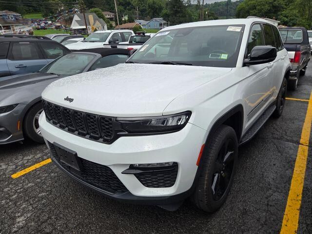 2023 Jeep Grand Cherokee Limited — photo 1 of 27