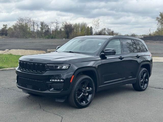 2023 Jeep Grand Cherokee Limited — photo 1 of 13