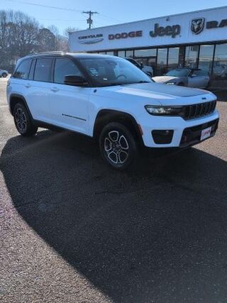 2022 Jeep Grand Cherokee Trailhawk — photo 1 of 13