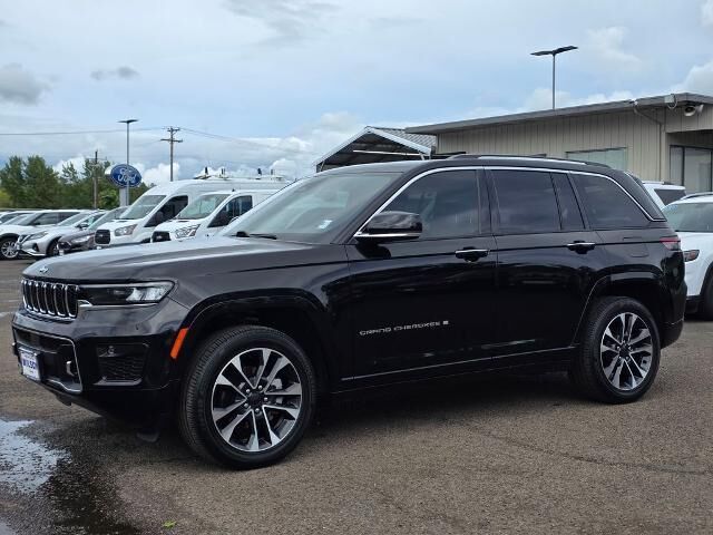2022 Jeep Grand Cherokee Overland — photo 1 of 13