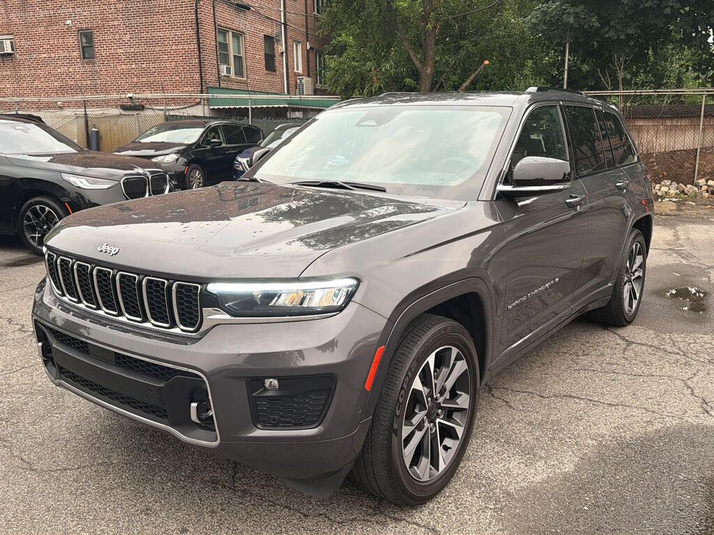 2023 Jeep Grand Cherokee Overland — photo 1 of 39