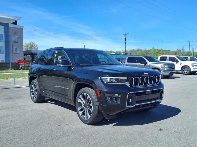 2022 Jeep Grand Cherokee Overland — photo 1 of 13