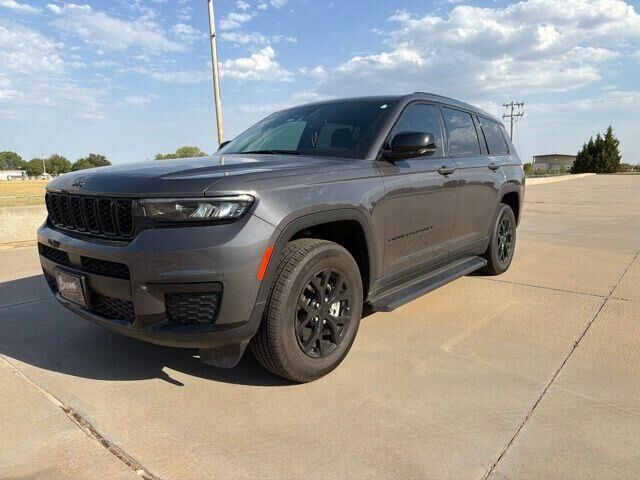 2025 Jeep Grand Cherokee L Laredo — photo 1 of 4