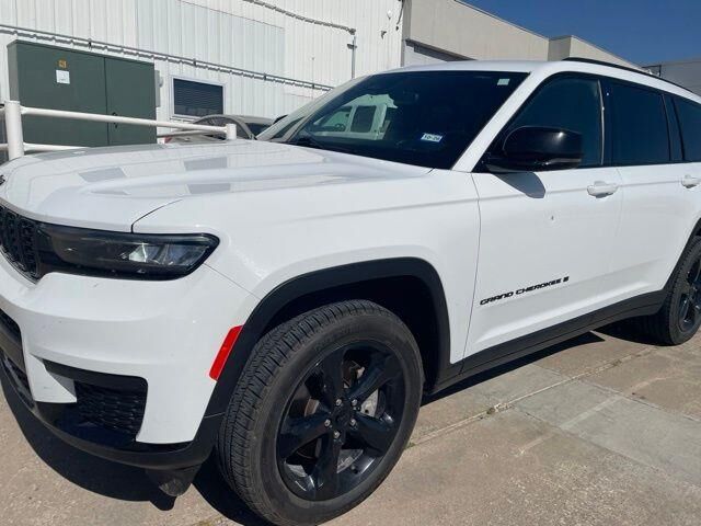 2021 Jeep Grand Cherokee L Laredo — photo 1 of 38