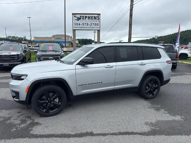 2022 Jeep Grand Cherokee L Laredo — photo 1 of 26