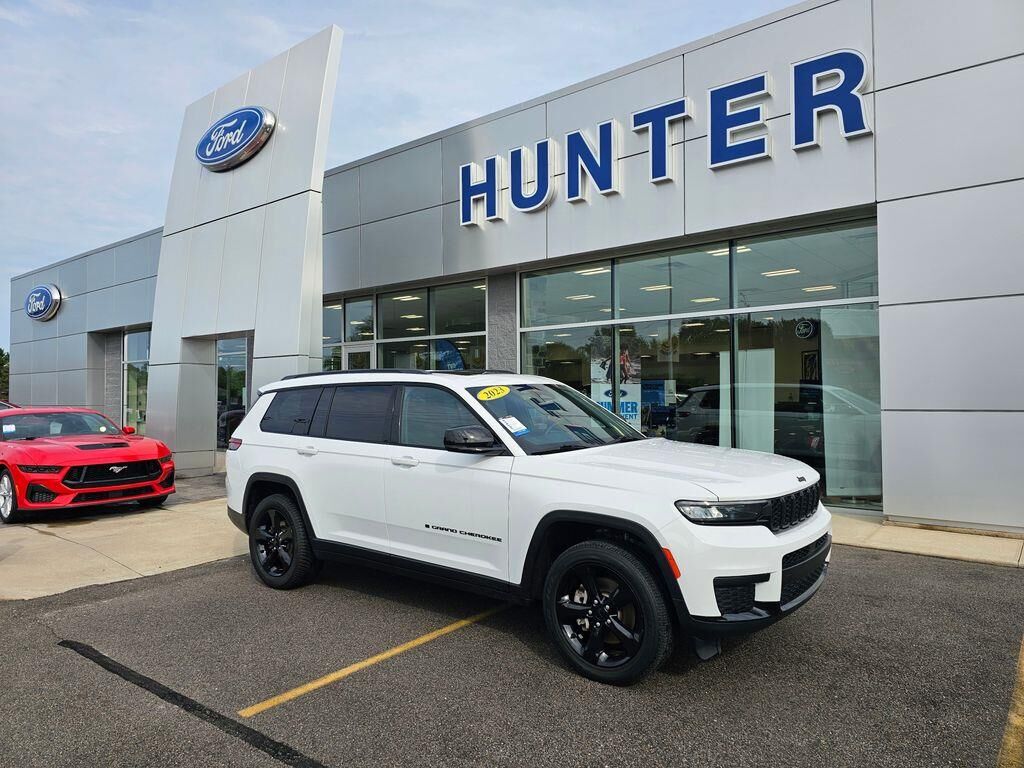 2023 Jeep Grand Cherokee L Laredo — photo 1 of 2