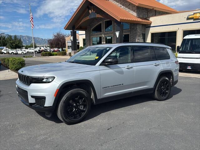 2025 Jeep Grand Cherokee L Altitude — photo 1 of 21
