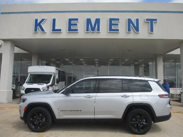 2021 Jeep Grand Cherokee L Laredo — photo 1 of 13