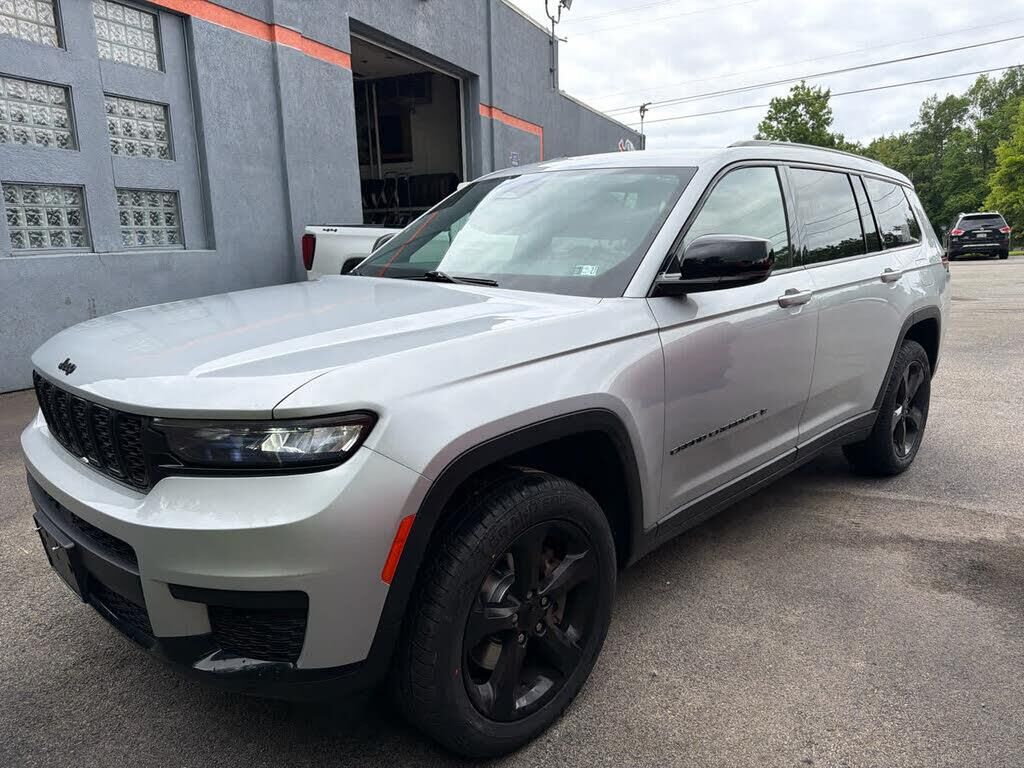 2023 Jeep Grand Cherokee L Laredo — photo 1 of 1