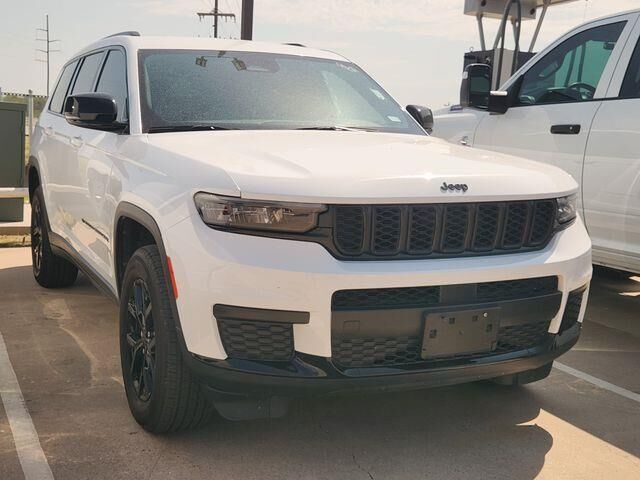2024 Jeep Grand Cherokee L Laredo — photo 1 of 3