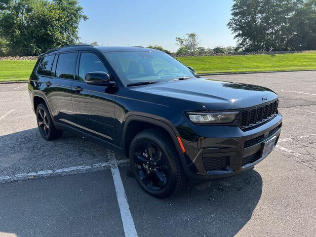 2023 Jeep Grand Cherokee L Laredo — photo 1 of 13