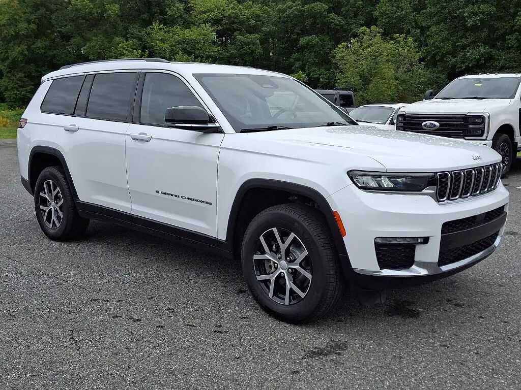 2023 Jeep Grand Cherokee L Limited — photo 1 of 13