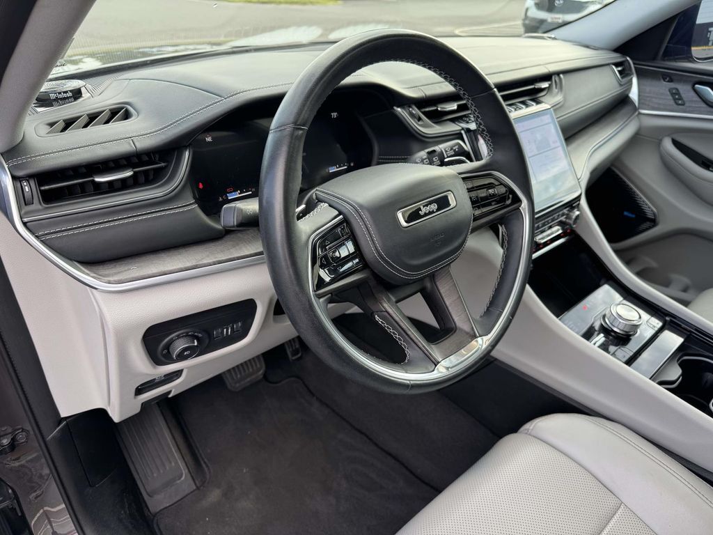 2021 Jeep Grand Cherokee L Overland — photo 1 of 12