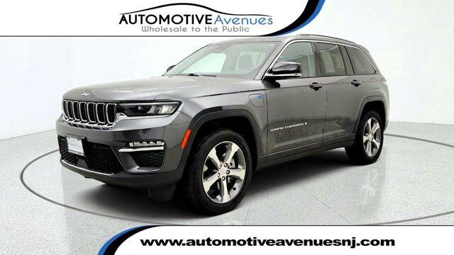 2023 Jeep Grand Cherokee 4xe 4x4 w/ 20''  Machined / Painted Aluminum Wheels