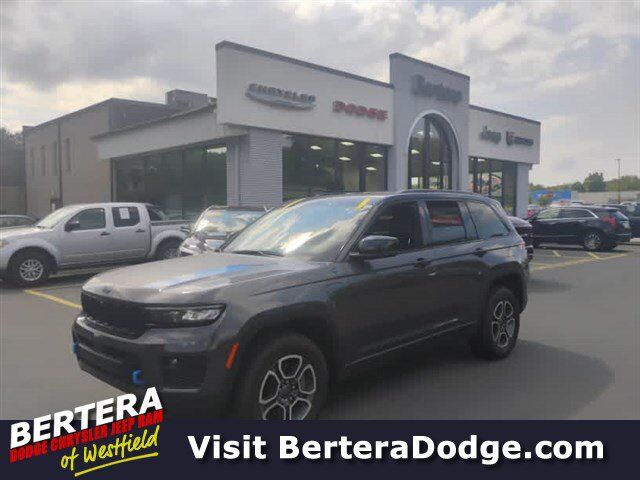 2022 Jeep Grand Cherokee 4xe Trailhawk — photo 1 of 10