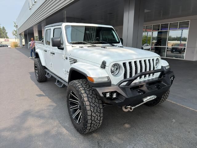 2020 Jeep Gladiator Overland — photo 1 of 13