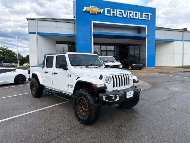 2023 Jeep Gladiator Overland — photo 1 of 21