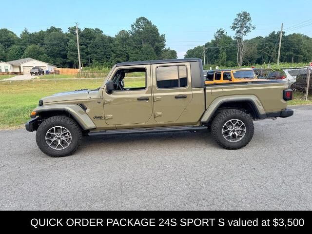 2025 Jeep Gladiator Sport — photo 1 of 19