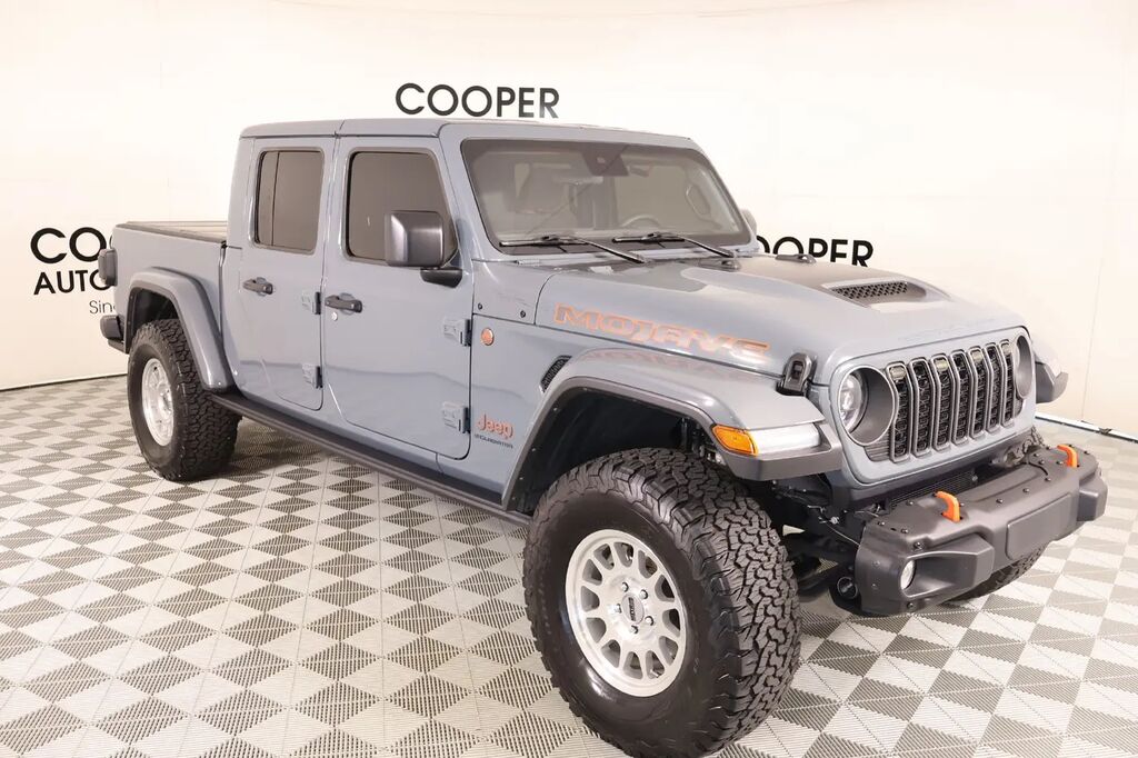 2025 Jeep Gladiator Mojave — photo 1 of 13