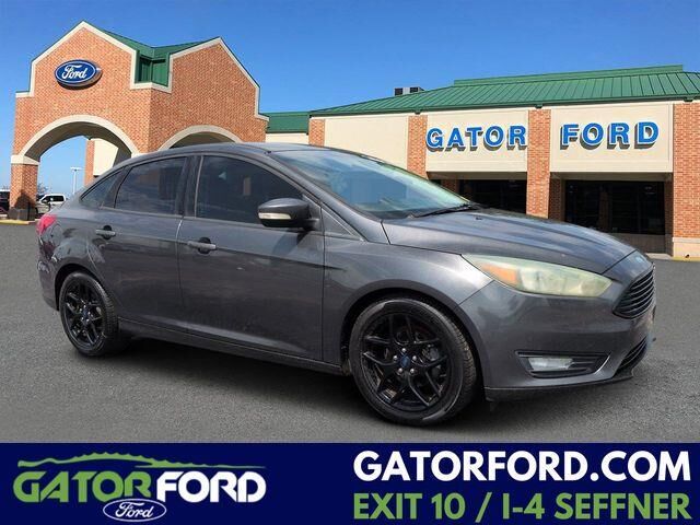 2016 Ford Focus SE — photo 1 of 30