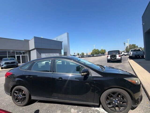 2016 Ford Focus SE — photo 1 of 26