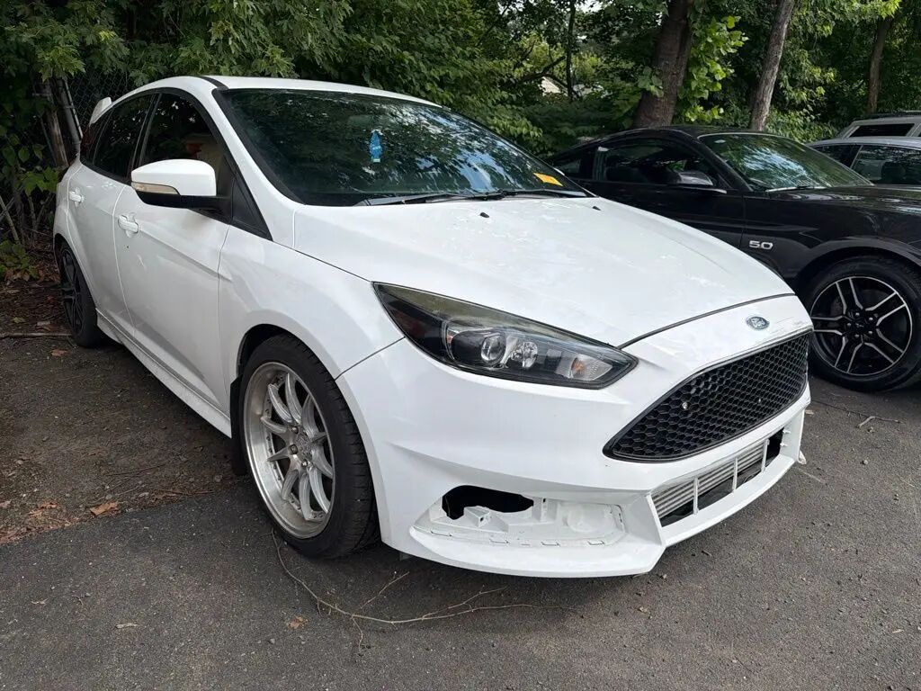 2017 Ford Focus ST — photo 1 of 37