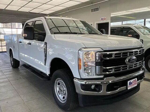 2023 Ford F-350 Super Duty Lariat — photo 1 of 13