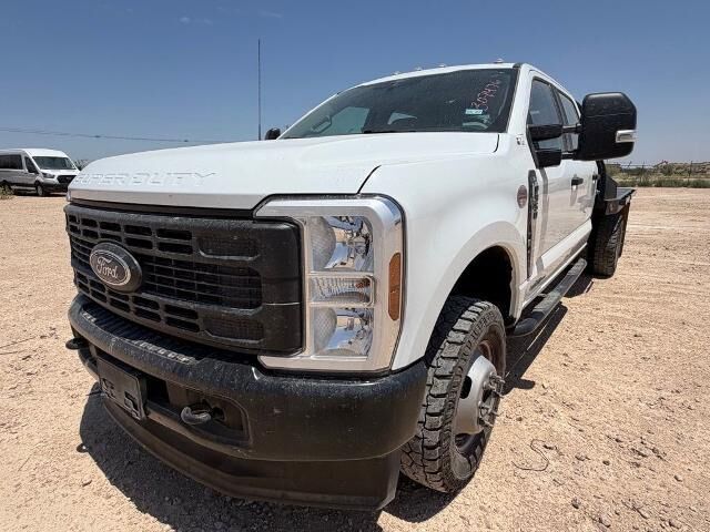 2025 Ford F-350 Super Duty Lariat — photo 1 of 13
