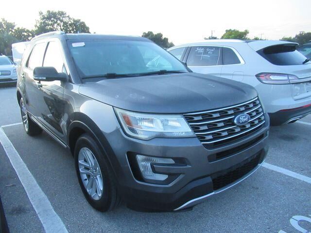 2017 Ford Explorer XLT — photo 1 of 8