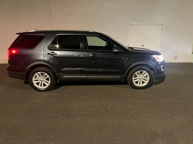 2017 Ford Explorer XLT — photo 1 of 14
