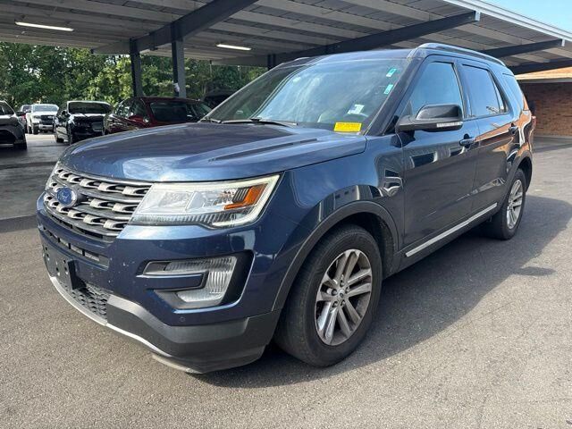 2017 Ford Explorer XLT — photo 1 of 10