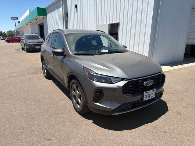 2025 Ford Escape ST-Line — photo 1 of 39