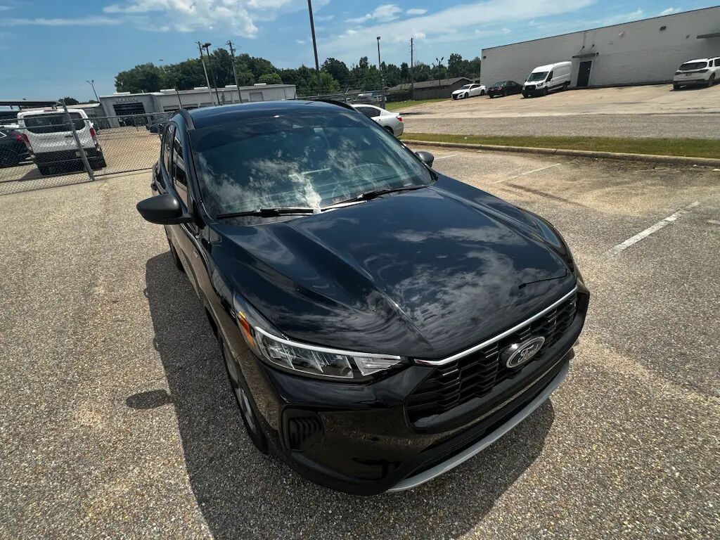 2025 Ford Escape ST-Line — photo 1 of 14