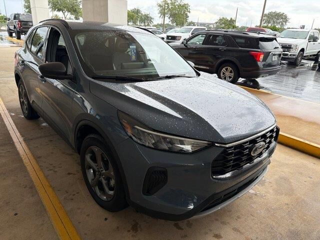 2025 Ford Escape Hybrid ST-Line — photo 1 of 13