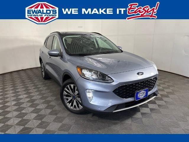 2022 Ford Escape Hybrid Titanium — photo 1 of 39