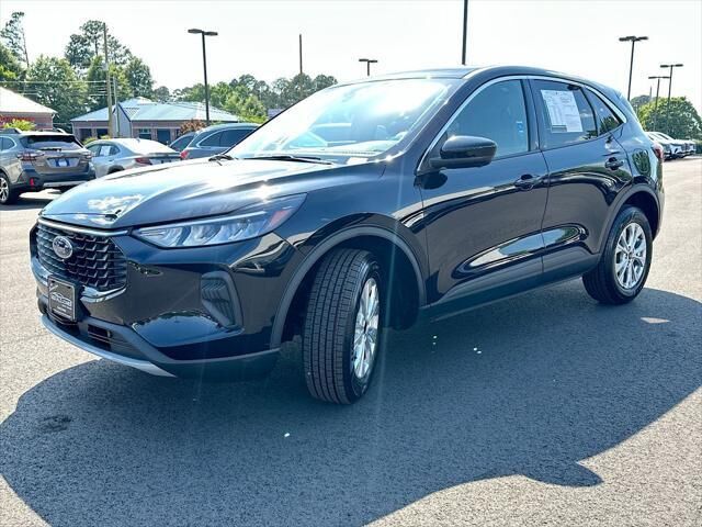 2023 Ford Escape Active — photo 1 of 13