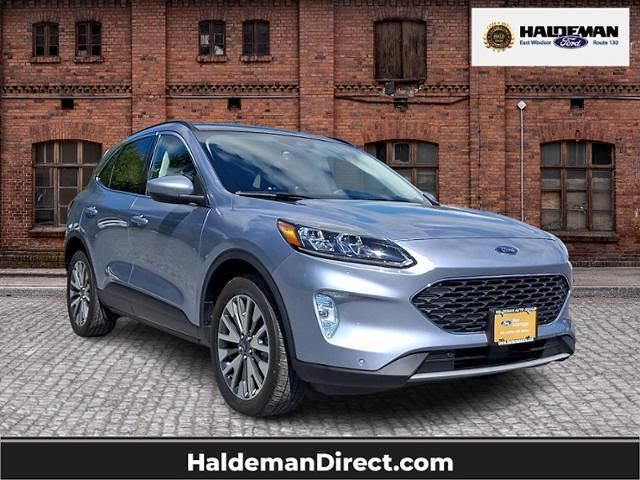 2022 Ford Escape Titanium — photo 1 of 13