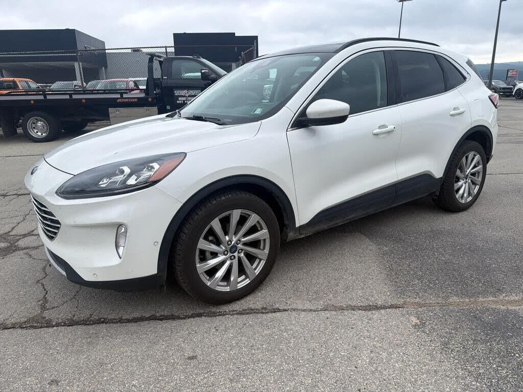 2022 Ford Escape Titanium — photo 1 of 1