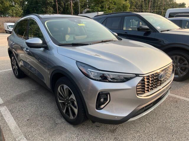 2023 Ford Escape Platinum — photo 1 of 2
